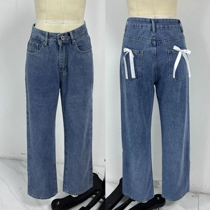 Vue avant et arrière du jean droit à taille haute avec détails de nœuds en satin