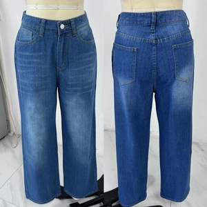Vista anteriore e posteriore di jeans blu a vita alta con gamba larga lavata