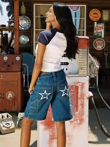Completo donna con pantaloncini di jeans retrò ricamati a stella e t-shirt raglan