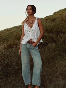 Jean vintage délavé bleu clair à taille haute et jambe large avec haut blanc à fleurs