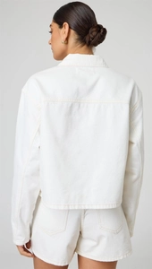 Vue arrière de l'ensemble veste et short en jean blanc avec coutures contrastées