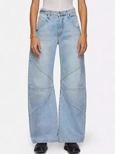 Jean large bleu clair à taille haute avec coutures diagonales et coupe longue et droite