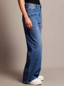 Jeans a gamba larga a vita alta da donna in blu medio con taglio dritto rilassato