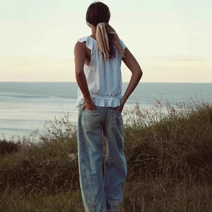 Photo en extérieur d'un jean taille haute bleu clair à jambe large avec effet délavé