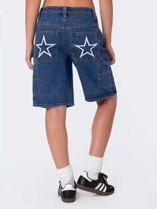 Pantaloncini di jeans blu scuro da donna con ricami a stella bianca sulle tasche
