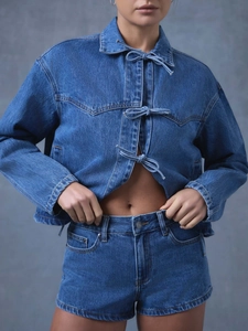 Ensemble en denim bleu foncé avec veste courte à nœuds et short taille haute pour femme