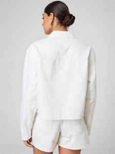 Veste en jean courte blanche pour femme avec manches longues et détails de couture au dos