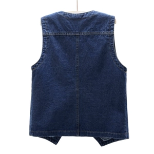 Rückansicht einer lockeren dunkelblauen Denim-Weste mit Ziernähten auf weißem Grund