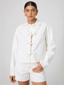 Veste en jean blanche pour femme avec nœuds papillon élégants et coupe courte décontractée