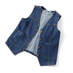 Detailansicht der dunkelblauen Jeansweste mit aufgesetzten Taschen und Metallknöpfen