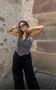Haut caraco côtelé gris foncé avec pantalon noir ample à taille haute pour femme
