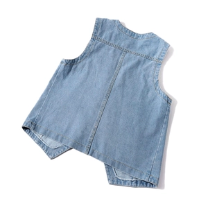 Detailansicht der Rückseite einer hellblauen Jeansweste mit klassischen Nähten auf Weiß