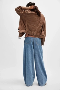 Jean large rétro à taille haute avec veste en daim marron et détail de ceinture