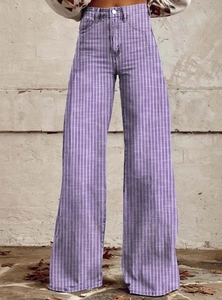 Vista de detalle del pantalón ancho de rayas verticales moradas con cintura alta de denim