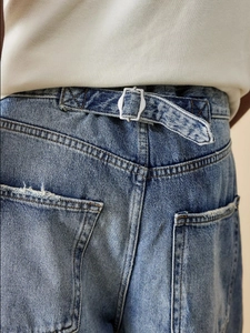 Jean large vintage avec boucle de réglage en métal au dos et détails délavés rétro