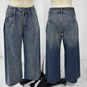 Vista anteriore e posteriore dei jeans a gamba larga a vita alta lavati blu stile vintage