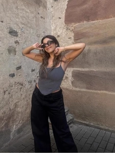 Jean noir délavé vintage à jambes larges pour femmes avec haut corset gris ajusté chic