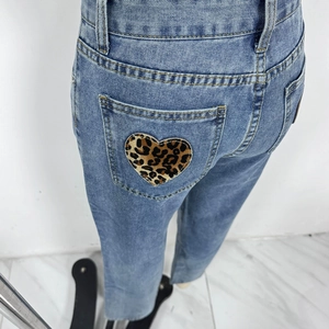 Detailansicht der herzförmigen Leoparden-Patchwork auf hellblauen Jeans-Taschen