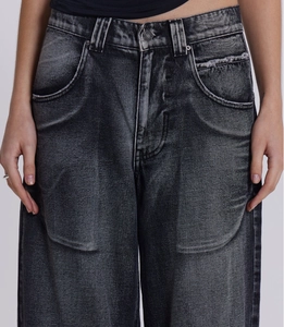 Vue détaillée du jean en denim délavé vintage gris foncé avec bouton métallique et poche