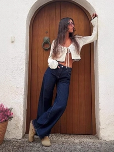 Jean large vintage bleu foncé pour femme avec cardigan en crochet blanc et style bohème