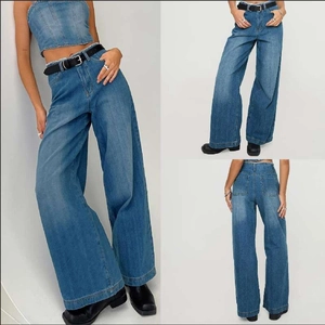 Vues détaillées du pantalon en jean large à taille haute bleu foncé et du bandeau assorti