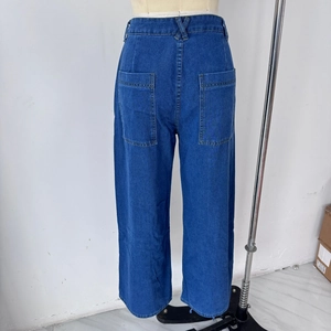 Vue arrière du jean large bleu foncé avec taille haute et grandes poches plaquées