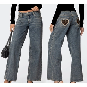 Detail der Weitbein-Jeans mit herzförmigem Leopardenmuster auf der Gesäßtasche