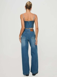 Vue arrière du jean large à taille haute bleu moyen et du haut court avec fermeture