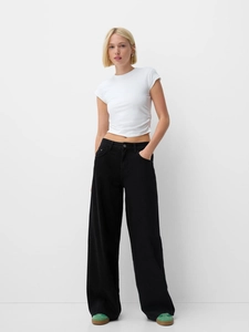 Pantalon large délavé vintage pour femmes avec t-shirt court blanc en ensemble noir et blanc