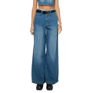 Détail du jean taille haute avec bords francs et accessoire ceinture en cuir noir