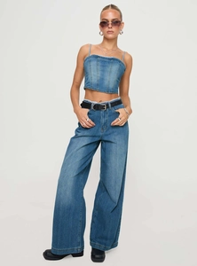 Vue détaillée du pantalon en jean à jambe large taille haute avec haut court assorti