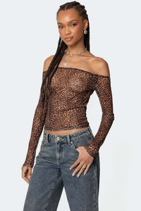 Detailaufnahme des schulterfreien Mesh-Tops mit Leopardenmuster und langen Ärmeln