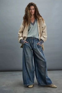 Dettaglio di jeans a gamba larga in stile vintage in denim lavato blu scuro