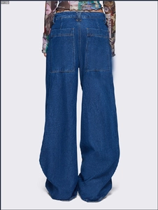 Vue arrière du jean indigo à jambes larges avec poches oversize et coupe décontractée