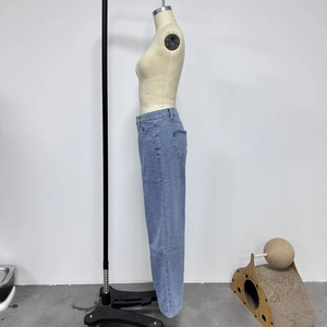 Detailaufnahme der herzförmigen Naht an der Gesäßtasche der blauen Jeanshose