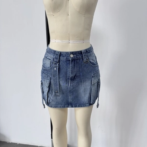 Vue détaillée d'une mini-jupe cargo en jean bleu avec poches et anneaux métalliques