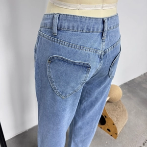 Nahaufnahme der herzförmigen Gesäßtasche an einer hellblauen High-Waist-Jeans