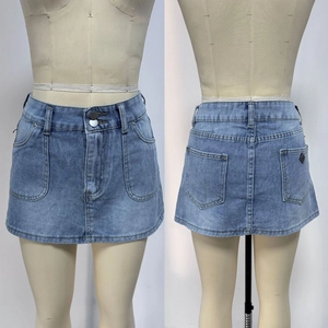Dettaglio fronte e retro della gonna di jeans a vita alta a trapezio con bottoni
