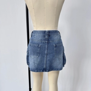 Détail de l'arrière de la mini-jupe en jean avec poches cargo et surpiqûres contrastées