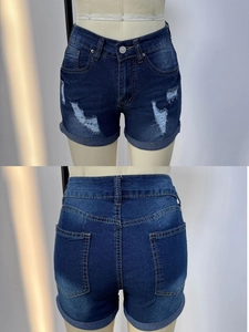 Vue détaillée avant et arrière d'un short en jean taille haute bleu foncé à revers et usé