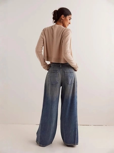 Cardigan in maglia e jeans vintage a gamba larga sfumati da donna vista posteriore