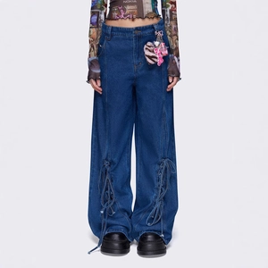 Jean bleu rétro à taille haute et jambes larges avec lacets et coutures contrastées