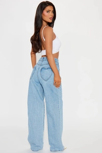 Detailansicht der hellblauen High-Waist-Jeans mit einzigartigen herzförmigen Gesäßtaschen