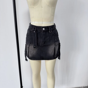 Détail d'une jupe cargo en jean noir délavé avec poches utilitaires et anneau en D