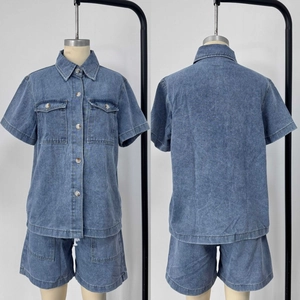 Dettaglio di un completo in denim ampio con camicia a maniche corte e pantaloncini blu lavato