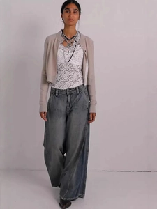 Jeans larghi lavati vintage da donna con cardigan kaki e top in pizzo elegante