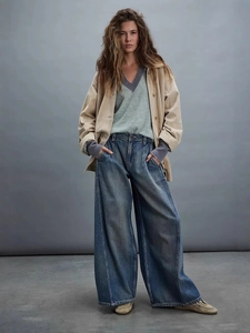 Jeans a gamba larga a vita alta da donna con lavaggio vintage e giacca kaki ampia