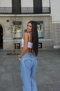 Detail der herzförmigen Gesäßtasche an hellblauer High-Waist-Straight-Jeans für Damen