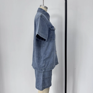Dettaglio completo in denim blu lavato con tasche camicia e pantaloncini su un manichino