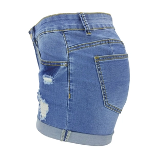 Dettaglio degli shorts in denim blu con tessuto usurato e finitura dell'orlo risvoltato